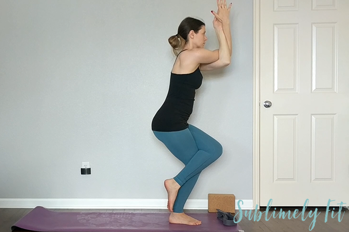  Kalvstrekninger! Yoga Poses For Stramme Kalver: Fem flotte yoga poses for å hjelpe deg med å strekke ut kalvene dine. Perfekt for løpere eller noen med stramme kalvemuskler!